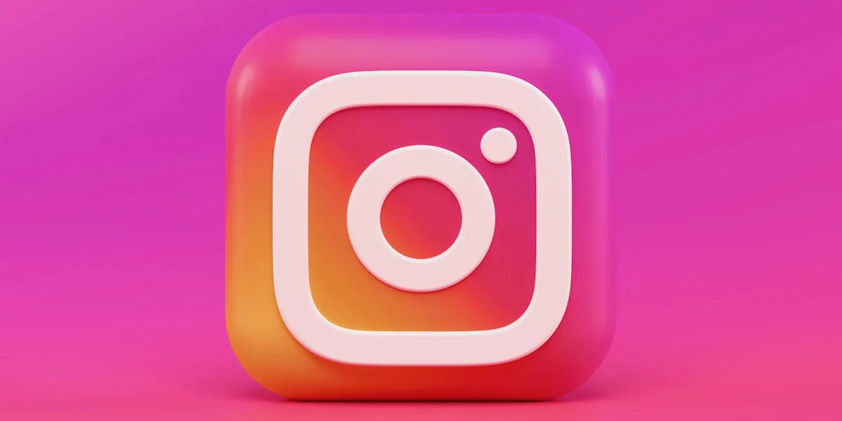 Web sitesi ve Instagram pazarlamasını karşılaştıran blog kapak görseli